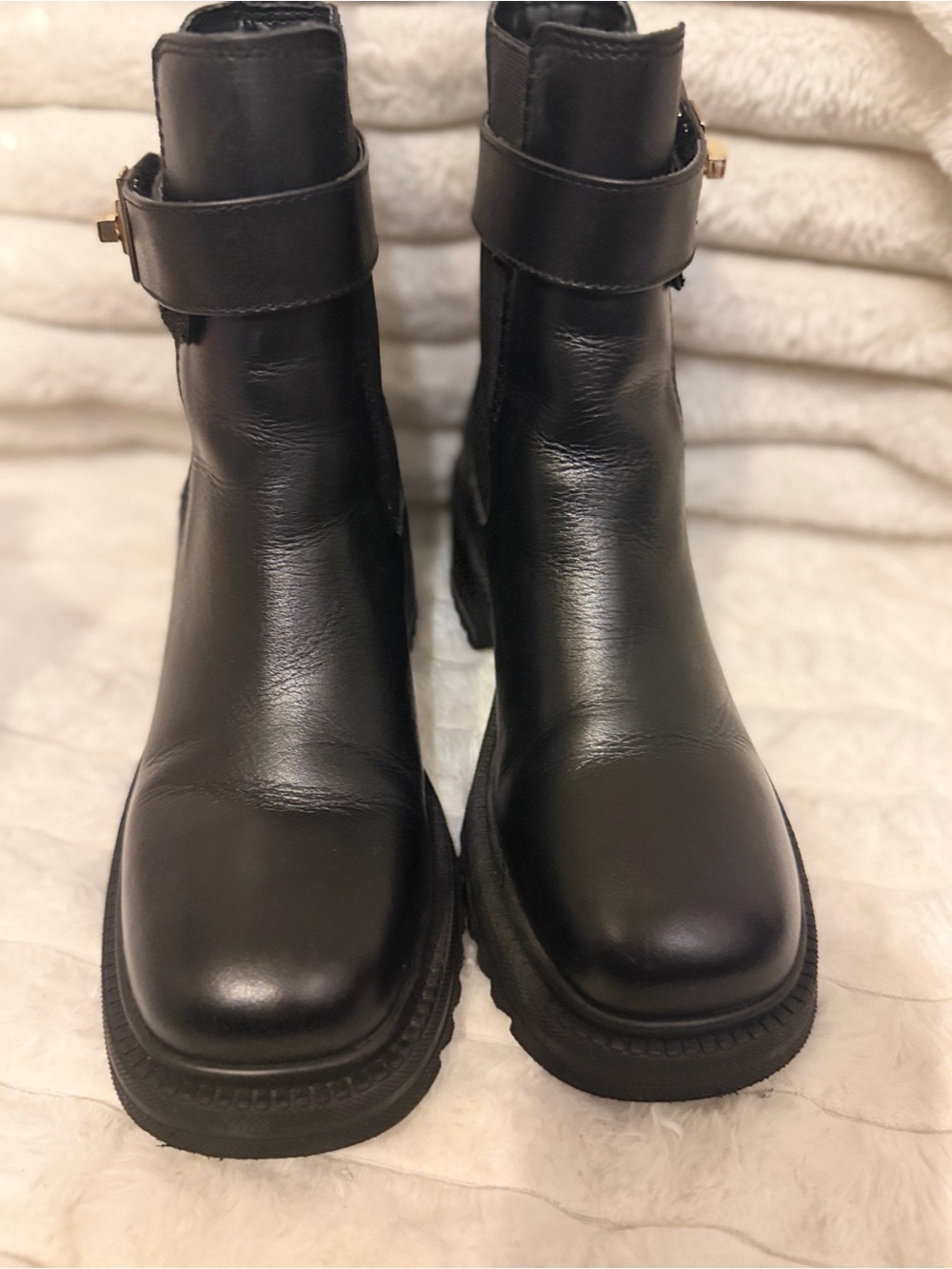 Steve Madden Black Leather Lug Chelsea Boots with Gold Buckle - Picture 2 of 7